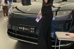 现在DY直播间卖车非常卷，没点特色都没人看