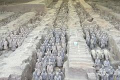 秦始皇兵马俑，两排俑之间的土堆是干什么的？为什么不挖掘？