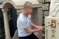黄家驹墓碑再遭铁锤砸和涂鸦，详情披露！其弟黄家强曾报警